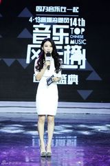 组图：谢楠婚前接发 七年首度尝试长发造型