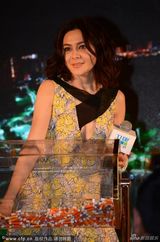 组图：关之琳穿深V礼服现身年会 萧敬腾狂吃