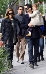 高清组图：杰西卡-阿尔芭全家时尚出游