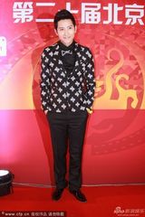 组图：张峻宁亮相大影节 黑西装复古帅气