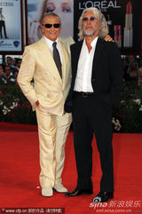 组图：《硬纸盒小镇》首映 导演埃曼诺牵爱妻亮相