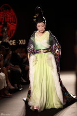 组图：中国女性勇闯T台 李玉刚反串亮眼