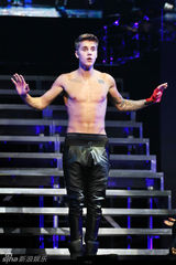 组图：比伯北京个唱半裸秀肌肉搂美腿女歌迷