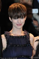 组图：《悲惨世界》首映 海瑟薇秀腿阿曼达露背