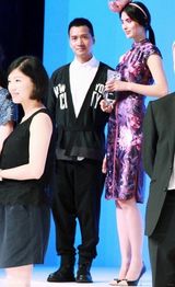 组图：何晟铭亮相时尚盛典 造型别具一格凸显品味