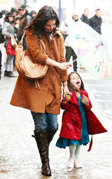 幻灯图集：阿汤嫂雪天带女儿购物 苏瑞顽皮舔雪