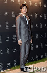 组图：神话金烔完出席活动 豹纹紧身T显霸气