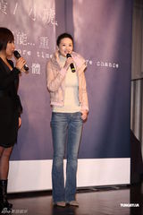 组图：黄小琥出碟秀事业线 萧淑慎献花做公益