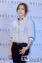 组图：郑雨盛(郑宇成)成宥利站台 挽手合影显亲密