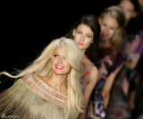 高清组图：帕丽斯-希尔顿巴西时装周上客串走秀