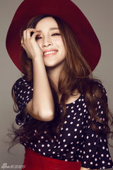 组图：甘婷婷红色圣诞大片 甜美大方笑容暖人心