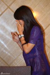 组图：孟广美澄清发布会鞠躬落泪