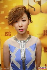 组图：陈慧娴泳儿潮装出席《劲歌金曲》录影