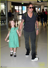 组图：妮可基德曼黑超遮面 穿印花裙带爱女度假