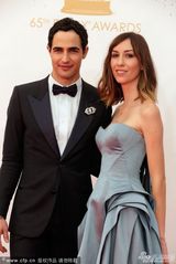 组图：女导演吉亚-科波拉抹胸裙亮相艾美红毯