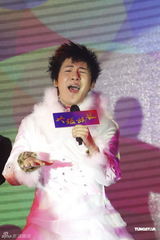 组图：大张伟发新片耍宝饰新娘 自任司仪