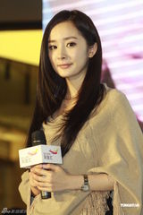 组图：杨幂亮相北京签唱与歌迷互动显疲惫