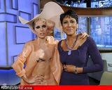 组图：Lady Gaga推广安全性行为 塑胶装展丰胸纤腰