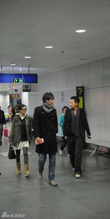 高清组图：大S汪小菲甜蜜回京 手戴钻戒秀恩爱