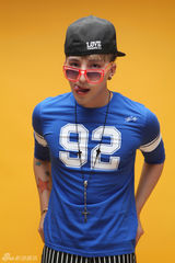 组图：0086男团写真丰富表情演绎乐活青春