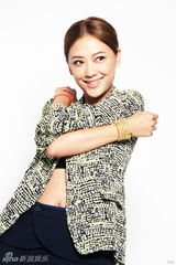 组图：应采儿登杂志拍摄闺蜜主题大片 开心小露性感