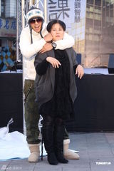 罗志祥新书大卖欲购名车 罗妈捐两百万做公益(图)