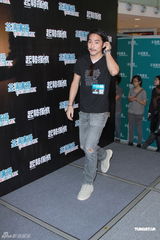 组图：何佩瑜计划泰国冲浪 想带张柏文出游