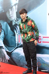 组图：罗志祥穿花衣签售 展现搞怪本色粉丝爆棚