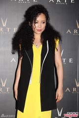 组图：邓萃雯爆炸头走秀 陈法蓉向海岚同场