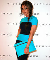 组图：贝嫂维多利亚撞色蓝裙亮相