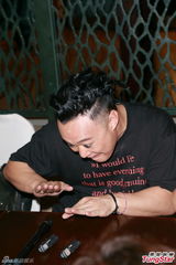 组图：陈奕迅演唱会化浓妆 搞怪献唱掀高潮