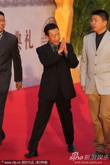 组图：李雪健携《杨善洲》剧组走上红毯