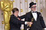高清组图：奥斯卡后台获奖众星举金人光彩照人