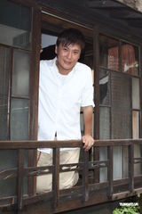 张信哲新歌MV携手赖雅妍 温婉美女身材高挑(图)