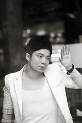 组图：舒鸣音乐主题黑白写真曝光