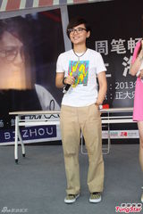 组图：周笔畅穿白T干练签售 受访腼腆露娇笑