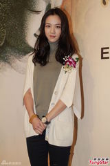 组图：汤唯香港支持父亲画展