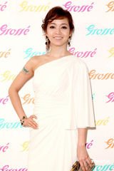 组图：侯佩岑斜肩礼服优雅 娇羞难掩待嫁女儿心