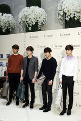 独家高清：张根硕撑品牌活动 少女时代允儿清纯