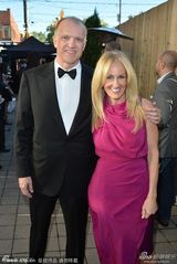 组图：安妮斯顿叉腰秀沟 未婚夫后台低调捧场