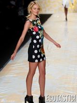 组图：坎蒂丝妖娆走秀身姿婀娜