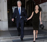 组图：道格拉斯紧握爱妻晒幸福 泽塔琼斯黑裙高贵