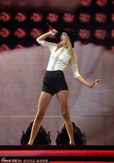 策划：唱歌要有独特范儿 湿身嘶吼狂甩头