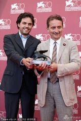 组图：经典单元发布会 克林格获最佳纪录片奖