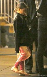 组图：凯蒂雅痞装扮 小苏瑞一身粉嫩拉门秀柔腰