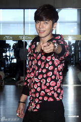 组图：罗志祥练就完美六块肌 与师奶共舞暖身个唱