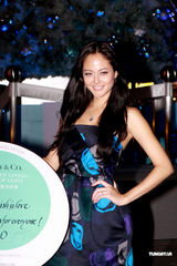 组图：杨采妮白抹胸性感出席活动 坦言期待做妈妈