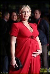 组图：温丝莱特明艳红裙手摸孕肚罩杯升级