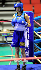 组图：韩国女演员李诗英参加女子拳击比赛