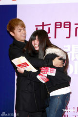 幻灯图：张敬轩与粉丝玩爱的抱抱 扮港姐加冕惹爆笑